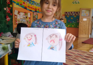 Dziewczynka prezentuje swoją pracę