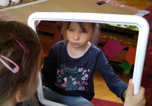 Dziewczynka przegląda się w lustrze