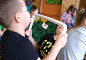 Chłopiec przegląda się w lustrze