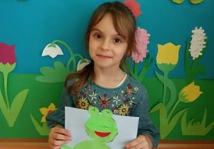 Dziewczynka prezentuje swoją pracę