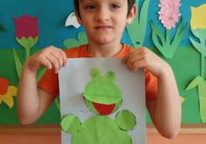Chłopiec prezentuje swoją pracę