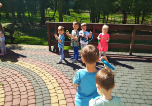 jadą samochody