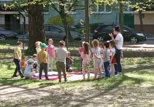 Zabawy z chustą animacyjną w ogrodzie przedszkolnym.