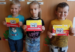 Dzieci prezentują swoje prace.
