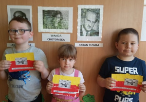 Dzieci prezentują swoje prace.
