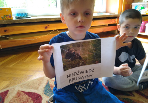 Chłopiec prezentuje swoją pracę