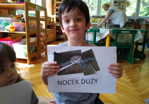 Chłopiec prezentuje swoją pracę