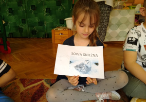 Dziewczynka prezentuje swoją pracę