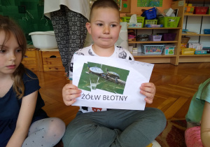 Chłopiec prezentuje swoją pracę