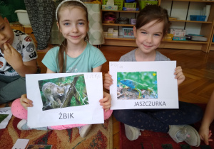 Dziewczynka prezentuje swoją pracę