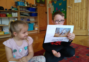 Chłopiec prezentuje swoją pracę