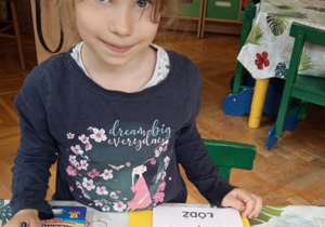 Dziewczynka wykonuje pracę plastyczną "Herb Łodzi".