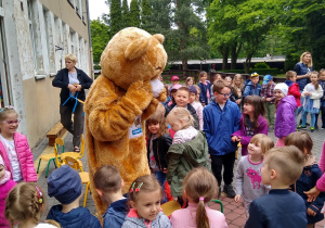 Dzieci bawią się na tarasie