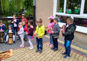 Dzieci bawią się na tarasie