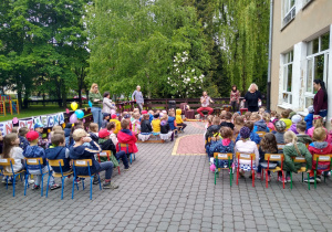 Dzieci bawią się na tarasie