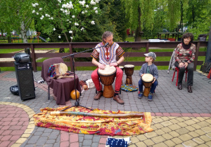Dzieci bawią się na tarasie