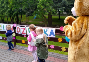 Dzieci bawią się na tarasie