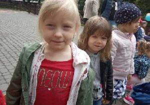 Dzieci bawią się na tarasie