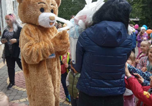 Dzieci bawią się na tarasie