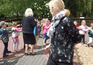 Dzieci bawią się na tarasie