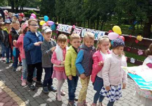 Dzieci bawią się na tarasie