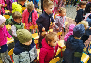 Dzieci bawią się na tarasie