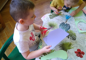 Chłopiec wykonuje pracę plastyczną