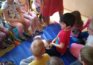 Dzieci oglądają wystep