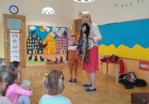 Dzieci oglądają występ