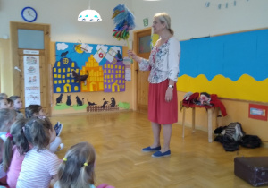 Dzieci oglądają występ