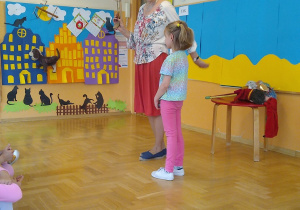 Dziewczynka pozuje z aktorką