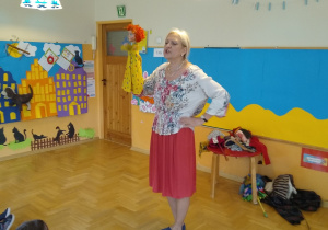 Aktorka prezentuje pacynkę