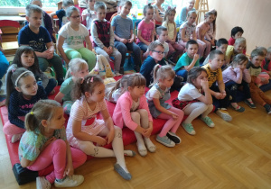 Dzieci oglądają występ