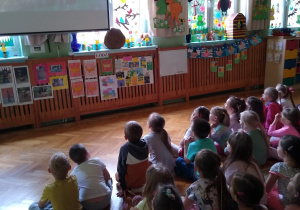 Dzieci oglądają film