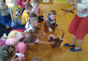 Dzieci oglądają występ
