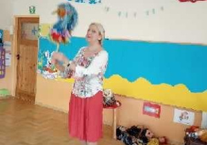 Dzieci oglądają teatrzyk
