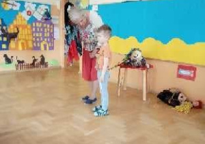 Dzieci oglądają teatrzyk