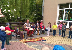 Koncert muzyczny i zabawy taneczne z Misiem