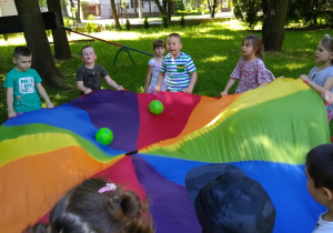 Dzieci bawią się chustą animacyjną