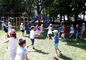 Dzieci z grupy IV w przedszkolnym ogrodzie.