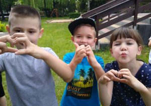 Dzieci bawią się w ogrodzie