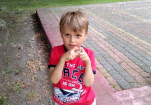 Dzieci bawią się w ogrodzie