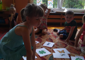 Dzieci dobierają napisy do obrazków
