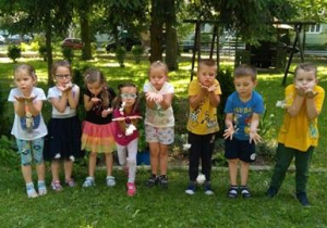 Zabawy z chustą animacyjną i topolowymi nasionkami