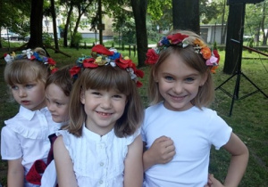 Dzieci z grupy IV podczas występu w ogrodzie.
