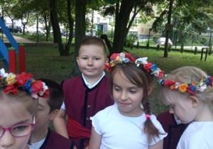 Dzieci z grupy IV podczas występu w ogrodzie.