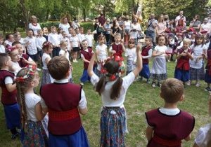 Dzieci śpiewają piosenkę.