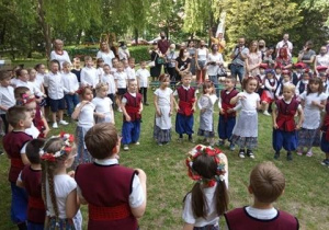 Dzieci śpiewają piosenkę.