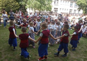 Dzieci tańczą kujawiaka.