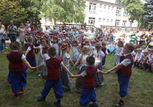 Dzieci tańczą kujawiaka.